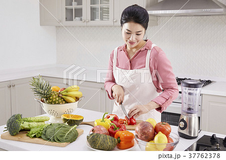 料理の 料理中 キッチン 37762378