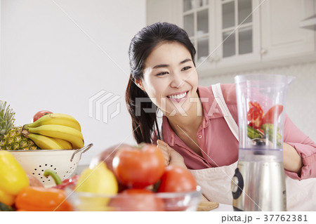 ミキサー 若い女性 キッチン 37762381