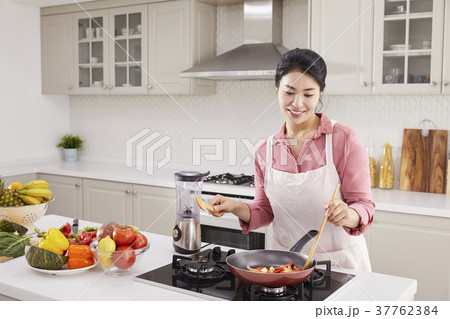 料理の 料理中 キッチン 37762384