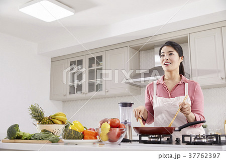 料理の 料理中 若い女性 37762397