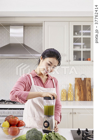 笑顔 微笑 微笑み 37762414