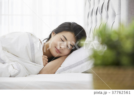 目を閉じる 睡眠 眠り 37762561