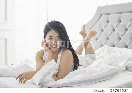 気象 起床 若い女性 37762584
