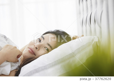 横になる 笑顔 微笑 37762620