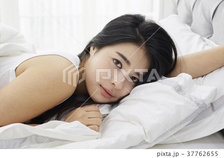 枕 若い女性 ベッド 37762655