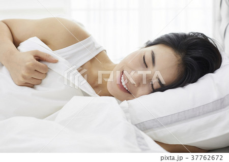 横になる 笑顔 微笑 37762672