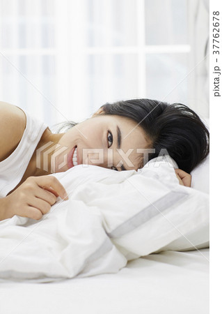横になる 笑顔 微笑 37762678