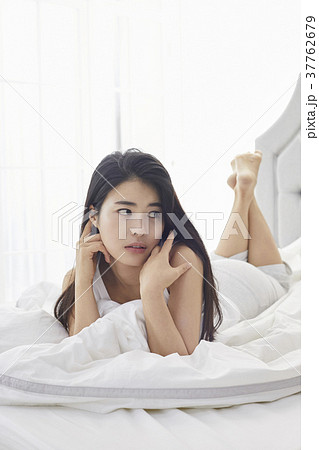 気象 起床 若い女性 37762679