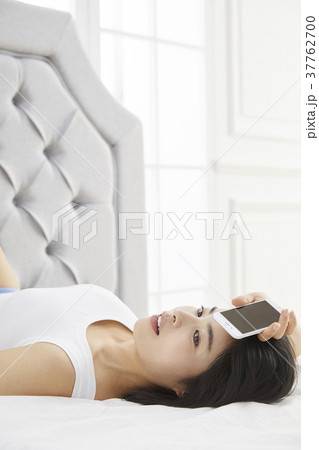 横になる スマートフォン スマホ 37762700