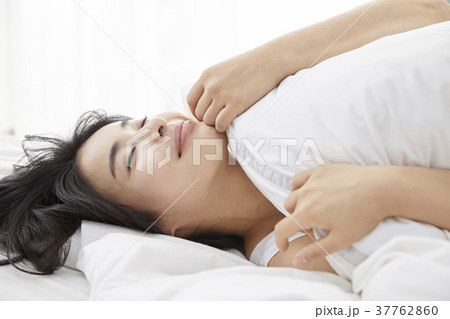 横になる 睡眠 眠り 37762860