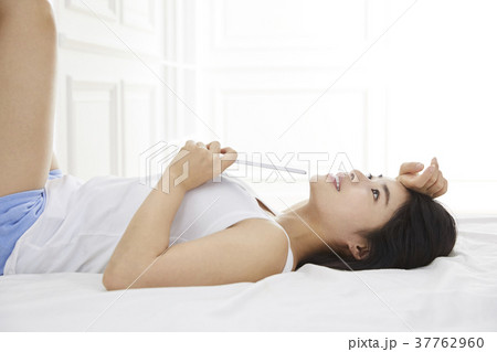 横になる 若い女性 ベッド 37762960