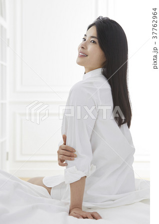 生活 座る 若い女性 37762964