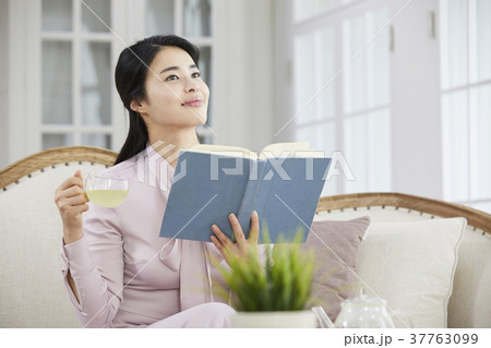 リビングルーム 読書 若い女性 37763099