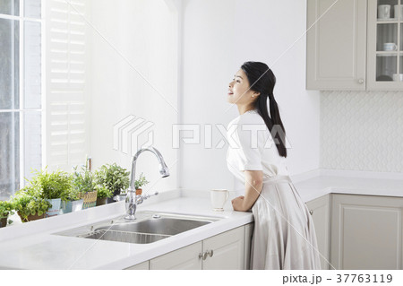 笑顔 微笑 微笑み 37763119