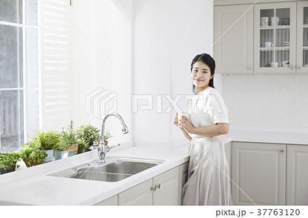 笑顔 微笑 微笑み 37763120