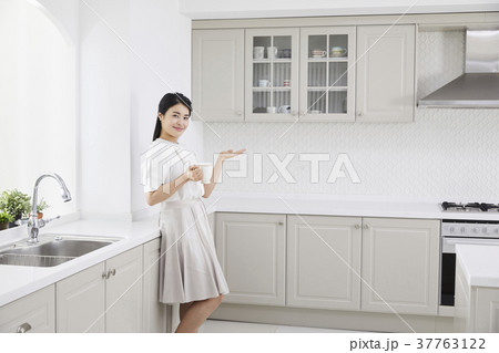 指す 指さす 若い女性 37763122