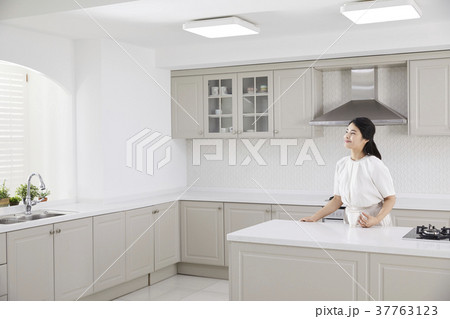 若い女性 キッチン 台所 37763123