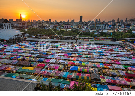 鉄道市場ラチャダー（タラート・ナット・ロット・ファイ・ラチャダー）  37763162