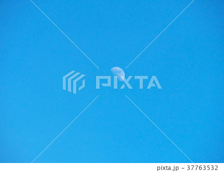 青空と月（2018.1/26）月齢 9 (小潮) 37763532