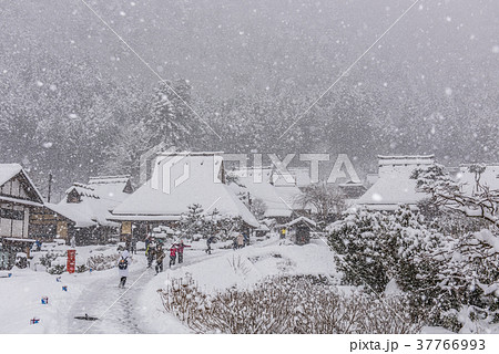 京都　美山　かやぶきの里　雪景色 37766993