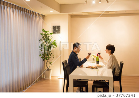 ワインを飲むミドル夫婦 ワインを飲むミドル夫婦 37767241