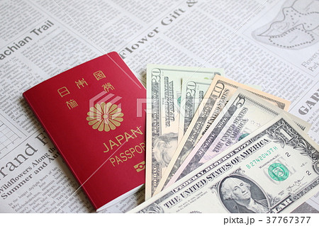 パスポートとドル札 37767377