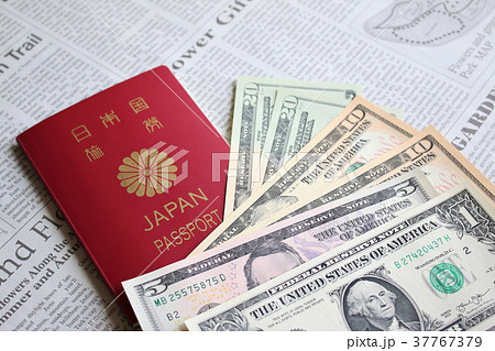 パスポートとドル札 37767379