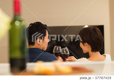 ソファでくつろぐミドル夫婦 ソファでくつろぐミドル夫婦 37767429