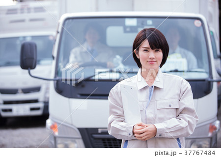 物流　トラック　女性 37767484