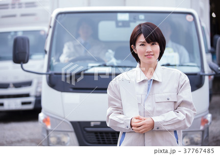 物流　トラック　女性 37767485