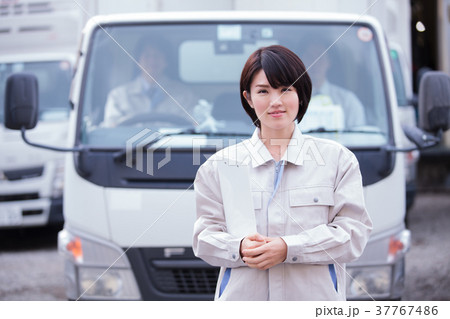 物流 トラック 女性 物流 トラック 女性 37767486