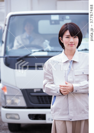 物流　トラック　女性 37767488