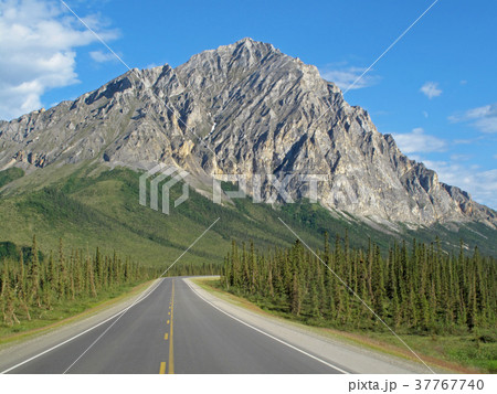 View of Dalton Highway with mountains, leading 37767740