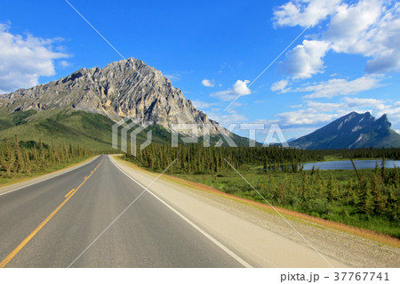 View of Dalton Highway with mountains, leading 37767741