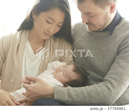 国際結婚　夫婦　赤ちゃん 37768861