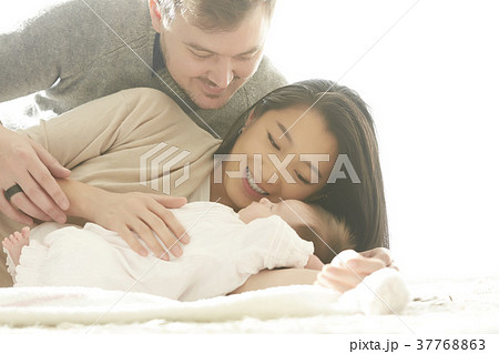 国際結婚 夫婦 赤ちゃん 国際結婚 夫婦 赤ちゃん 37768863