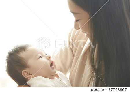 赤ちゃんを抱く女性 赤ちゃんを抱く女性 37768867