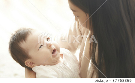 赤ちゃんを抱く女性　 37768869