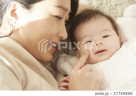 赤ちゃんとママ　添い寝　 37768886