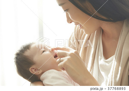赤ちゃんを抱く女性 赤ちゃんを抱く女性 37768893