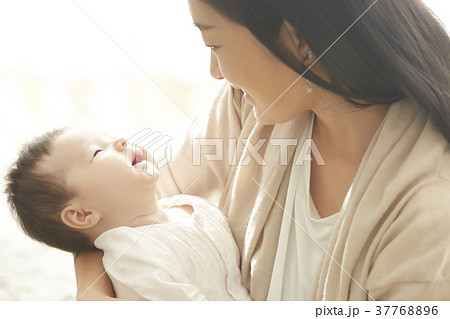 赤ちゃんを抱く女性 の写真素材