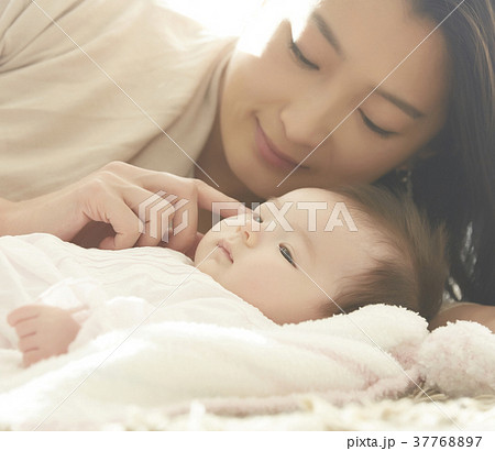 赤ちゃんとママ 添い寝 の写真素材