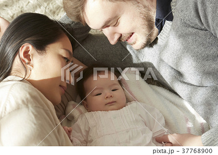 国際結婚　夫婦　赤ちゃん　添い寝 37768900