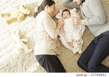 国際結婚 親子 赤ちゃん 添い寝の写真素材