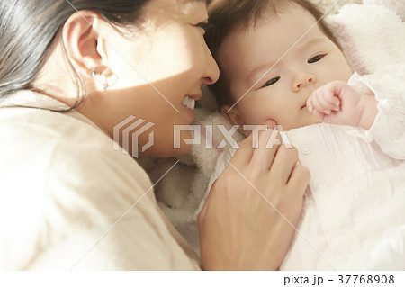 赤ちゃんとママ 添い寝 赤ちゃんとママ 添い寝 37768908
