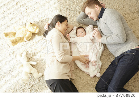 国際結婚　親子　赤ちゃん　添い寝 37768920