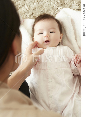 ハーフの赤ちゃん リビングでくつろぐ親子の写真素材