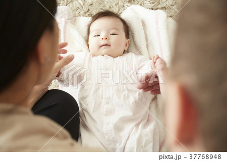 ハーフの赤ちゃん リビングでくつろぐ親子の写真素材