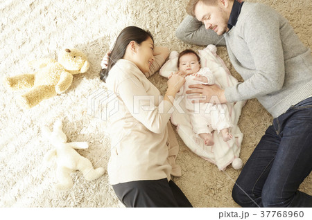 国際結婚　親子　赤ちゃん　添い寝 37768960