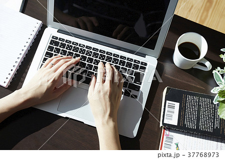 パソコン　女性　在宅　ビジネス　学習 37768973